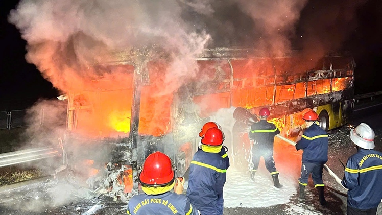 Xe khách cháy rụi trên cao tốc Bắc - Nam, tài xế thoát nạn