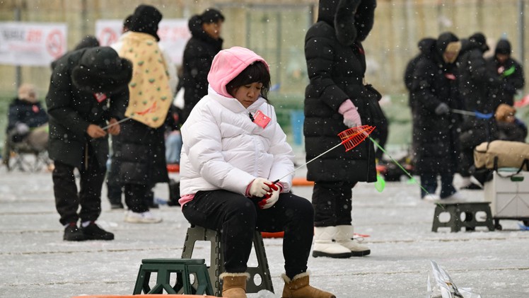 Xem cả ngàn người câu cá hồi trên băng, tay không bắt cá