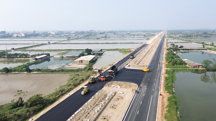 Nhìn từ flycam đường 6.000 tỉ, dài 41km dần hoàn thiện ở Hà Nội