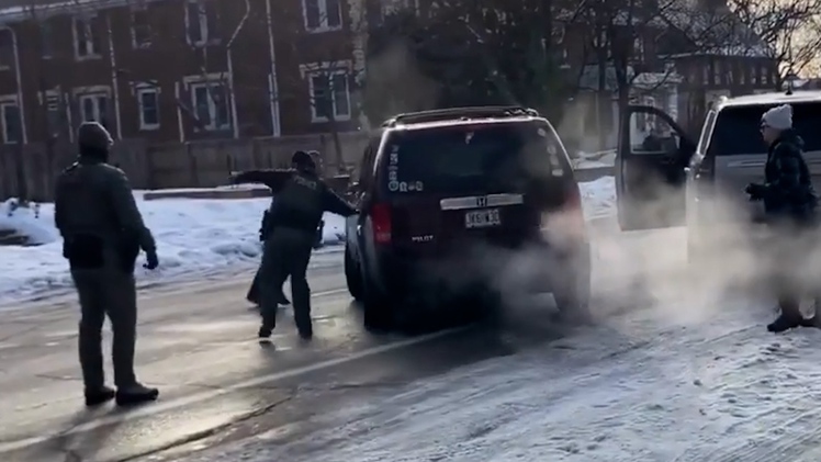 Video đặc vụ ICE vừa dùng điện thoại ghi hình vừa bắn chết người phụ nữ ở Minneapolis gây tranh cãi