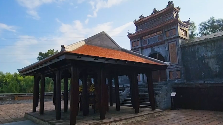 Sau Tết phải tháo dỡ ngôi nhà gỗ trước mộ Hoàng thái hậu Từ Dụ ở Huế