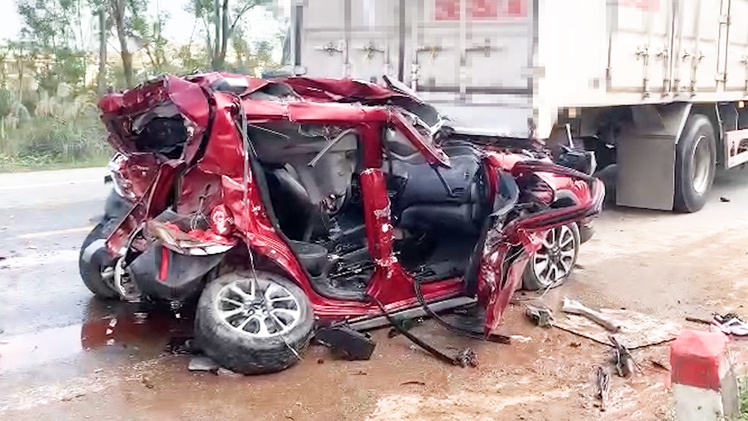 Xe con bẹp dúm sau tai nạn liên hoàn, 4 người mắc kẹt được giải cứu