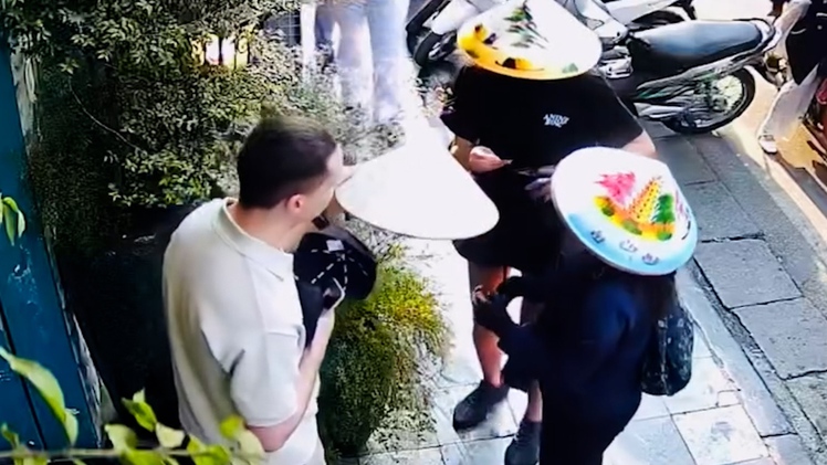 Clip khách Tây suýt bị 'chặt chém' 850.000 đồng cho một chiếc nón lá