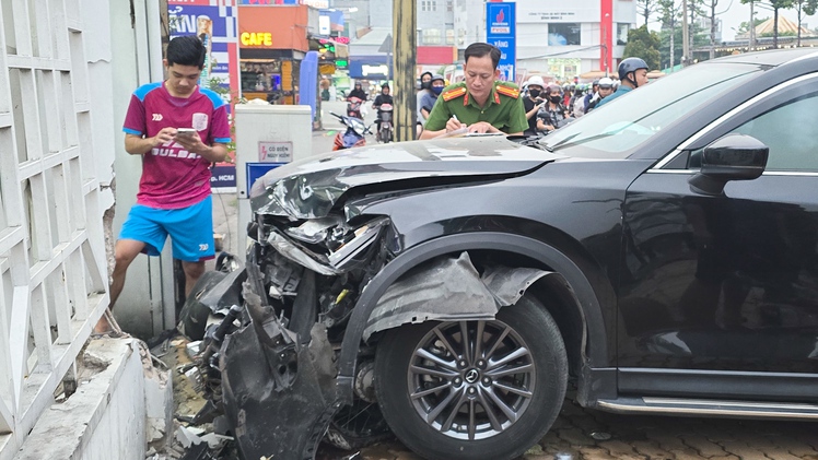 Xác định nguyên nhân ô tô tông 5 xe máy đang dừng đèn đỏ ở Thủ Đức