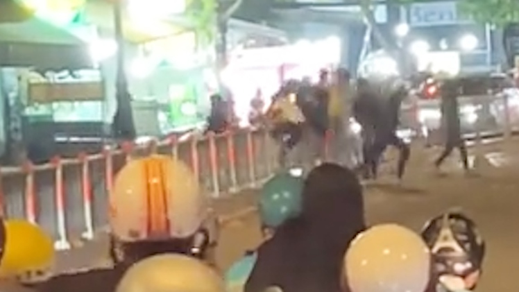 Clip 2 nhóm đánh nhau gây náo loạn đường phố ở phường Chánh Hưng, công an vào cuộc