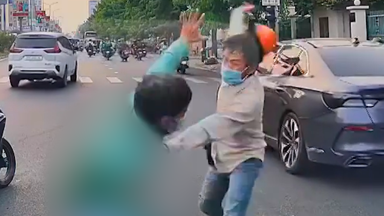 Xác minh clip 2 người cầm mũ bảo hiểm đánh nhau giữa đường ở phường Tân Sơn Nhất