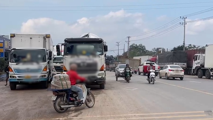 Thiếu trạm dừng nghỉ trên cao tốc, nút giao quốc lộ 9 thành 'trạm dừng nghỉ' dã chiến