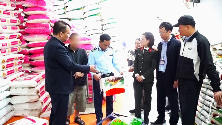 Xử lý giám đốc công ty 'hô biến' gạo thường thành gạo đặc sản bán giá cao