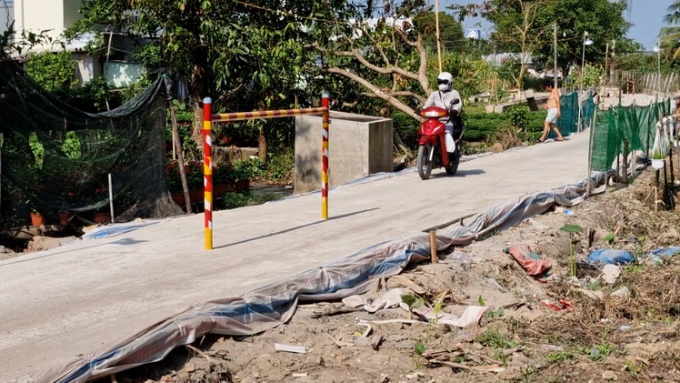 Người dân ở TP Cần Thơ lấp rạch làm đường tạm do cầu xây 8 năm chưa xong