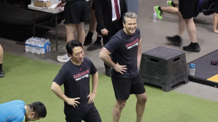 Video Bộ trưởng Quốc phòng Mỹ và Nhật Bản cùng tập chống đẩy trước khi hội đàm