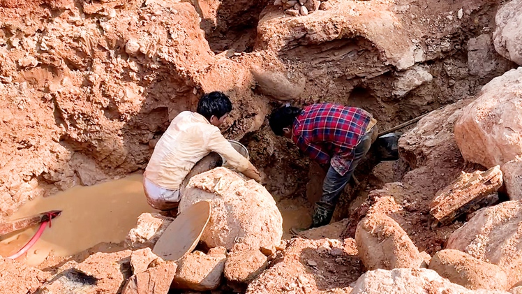 Người dân đào hàm ếch dưới chân quốc lộ để đãi vàng gây lo ngại sạt lở