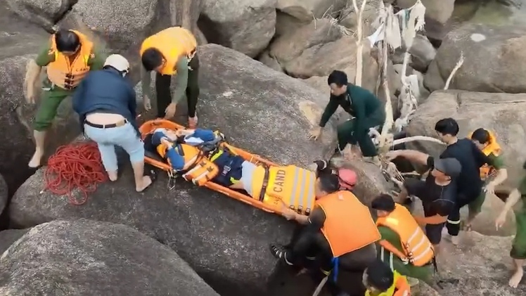 Video công an, biên phòng cứu 2 du khách nước ngoài bị sóng cuốn khi tắm biển