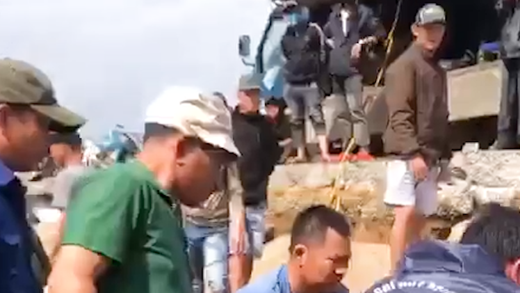 Sập bờ kè sông Ba ở Đắk Lắk, 4 người bị đè chết