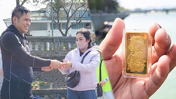 Thợ lặn tìm kiếm, trao trả 2 lượng vàng cho người đánh rơi ở sông Hương