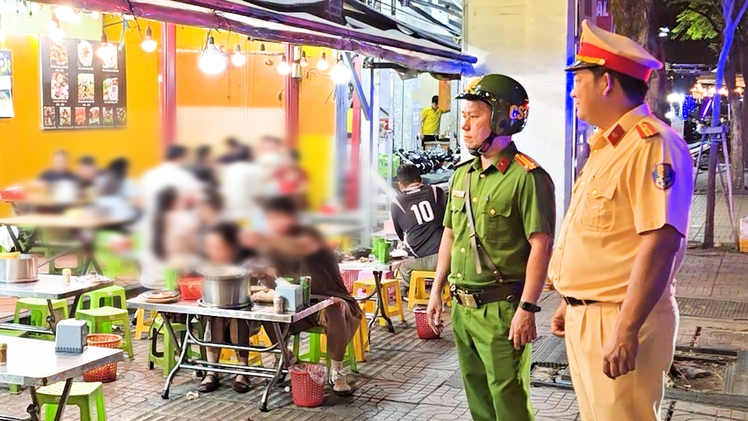 Xử lý nhiều hàng quán, người dân lấn chiếm vỉa hè đường Nguyễn Xí, Phạm Văn Đồng