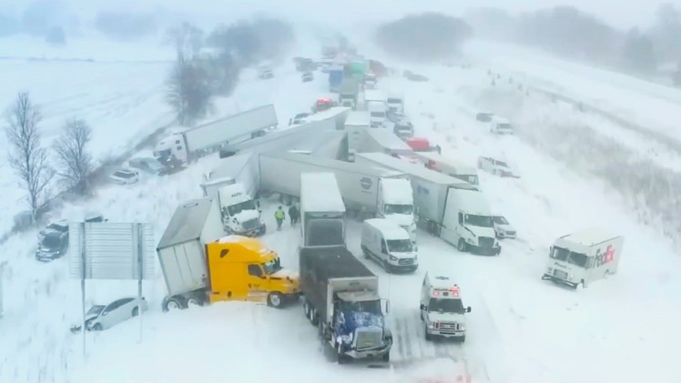 Bão tuyết khiến hơn 100 xe tông liên hoàn trên cao tốc liên bang ở Mỹ