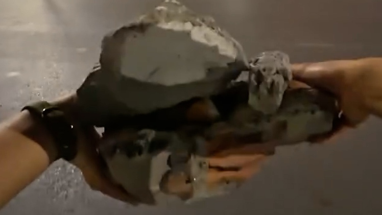 Tài xế taxi dừng xe dọn xà bần, đinh sắt rơi vãi trên vành đai 2 Hà Nội