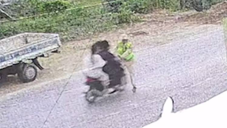 Camera ghi cảnh thượng úy cảnh sát giao thông bị người đi xe máy tông gãy xương đùi