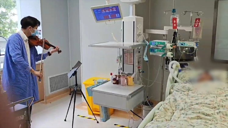 Con trai mời nghệ sĩ kéo violin tiễn người mẹ là giáo viên âm nhạc trong những giờ phút cuối đời