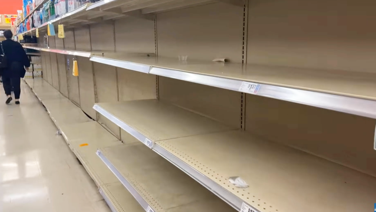 Dân Mỹ đổ xô mua hàng tích trữ ứng phó băng giá, nhiều siêu thị trống trơn