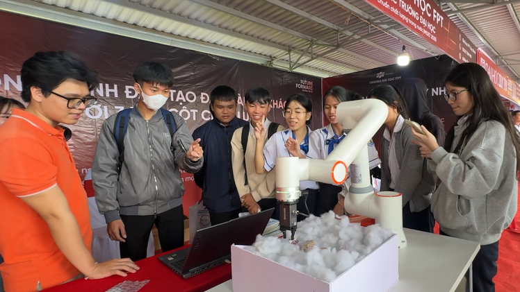 Video hàng ngàn học sinh Đắk Lắk hào hứng 'mở bản đồ tương lai' tại ngày hội tư vấn tuyển sinh