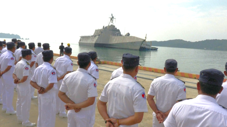 Tàu chiến Mỹ lần đầu cập căn cứ Ream của Campuchia, đậu gần tàu Trung Quốc