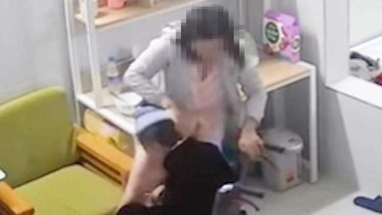 Điều tra vụ cụ bà 90 tuổi ngồi xe lăn bị nữ giúp việc bạo hành