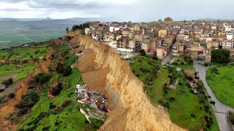 Sạt lở vách đá dài hơn 4km, thị trấn ở Ý sơ tán khẩn cấp cả ngàn người