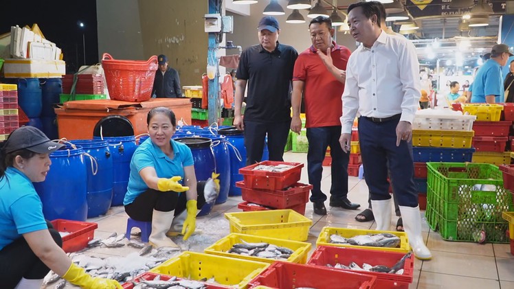 Góc nhìn trưa nay: Chợ đầu mối nông sản lớn nhất Việt Nam đảm bảo nguồn cung ứng hàng dịp Tết