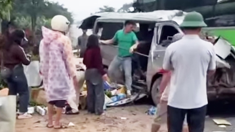 Hiện trường vụ tai nạn giữa xe khách và xe hạ tải khiến 2 người tử vong trên quốc lộ 9