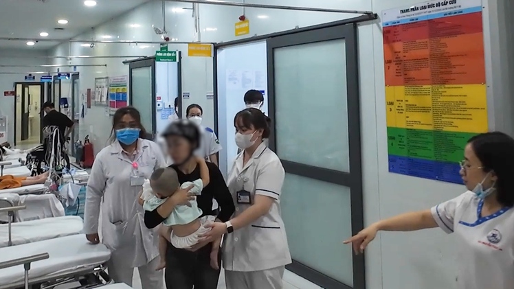 Cảnh sát giao thông dùng mô tô đặc chủng đưa bé trai bị hóc dị vật đến bệnh viện ở TP.HCM