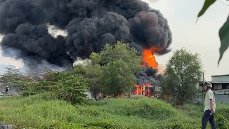 Cháy nhà xưởng chứa pallet nhựa ở TP.HCM, nhiều tài sản bị thiêu rụi