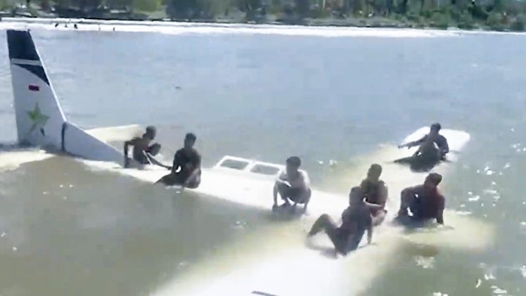 Khoảnh khắc máy bay chở khách hạ cánh khẩn cấp trên biển ở Indonesia