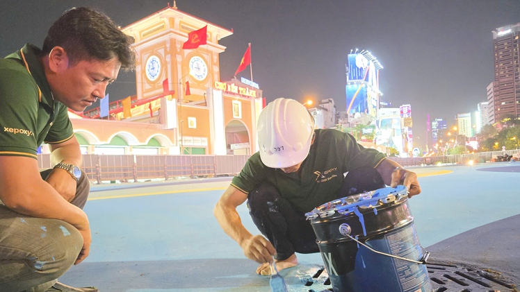 Xuyên đêm làm đẹp chợ Bến Thành, hồ Con Rùa, thương xá Tax đón Tết