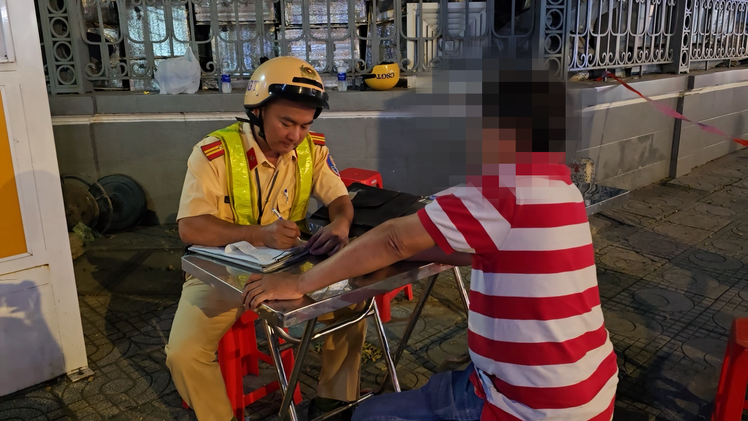 Bị phạt nồng độ cồn, người đàn ông nói 'mới ra tù, chưa rõ luật' và hứa rút kinh nghiệm