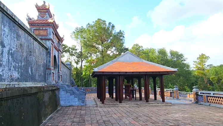 Trung tâm bảo tồn di tích Huế nói về nhà rường gỗ dựng trước lăng mộ Hoàng thái hậu Từ Dụ