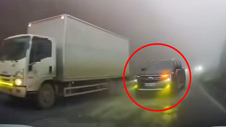 Xử phạt tài xế ô tô biển xanh vượt ẩu trên đèo có nhiều sương mù ở Lào Cai