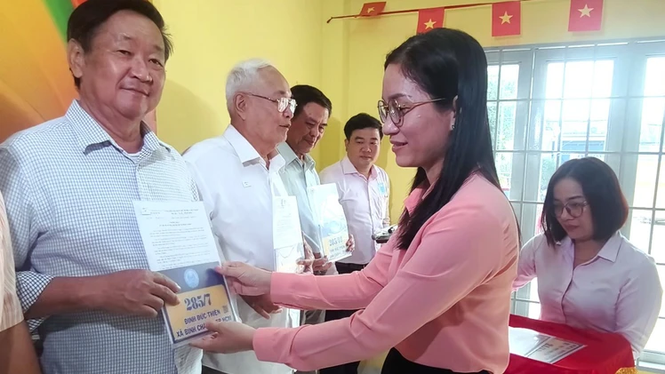 Xã Bình Chánh tặng bảng số nhà mới cho 4.000 hộ dân