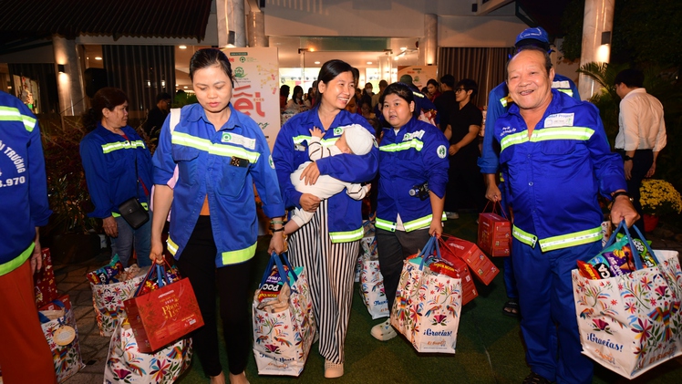 Mang Tết yêu thương đến người thu gom rác dân lập