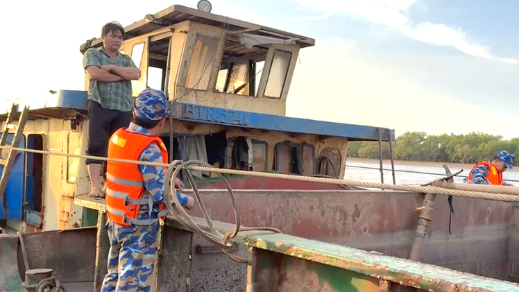 Phát hiện 4 tàu nghi khai thác, vận chuyển gần 800m³ cát lậu ở Vĩnh Long