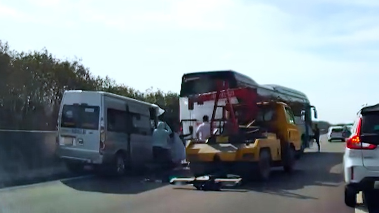 7 xe tông liên hoàn trên cao tốc Phan Thiết - Dầu Giây, ùn ứ kéo dài