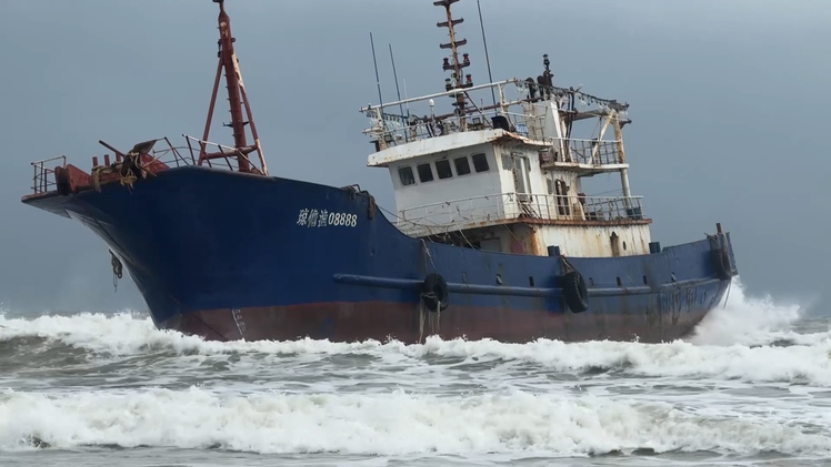 Cận cảnh tàu nước ngoài không người, mắc cạn tại vùng biển Dung Quất