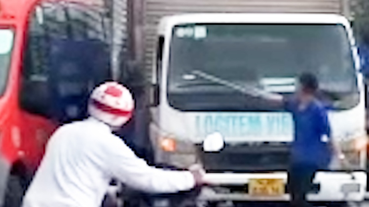 Xác minh clip tài xế xe tải chặn xe buýt Phương Trang, cầm cây sắt hù dọa