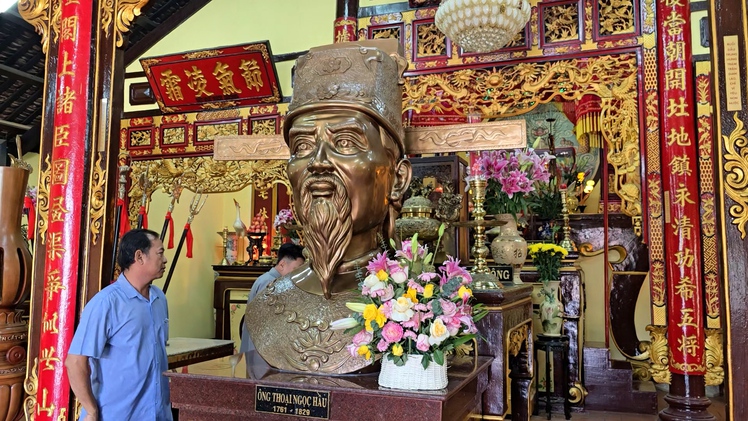 An Giang yêu cầu đưa tượng Thoại Ngọc Hầu cũ về lại lăng sau vụ tượng mới có logo doanh nghiệp