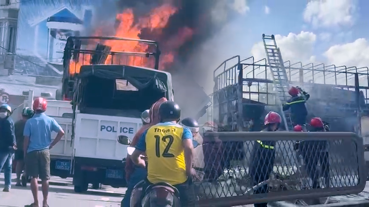 Video xe tải cháy ngùn ngụt trên quốc lộ 1, hàng hóa bị thiêu rụi