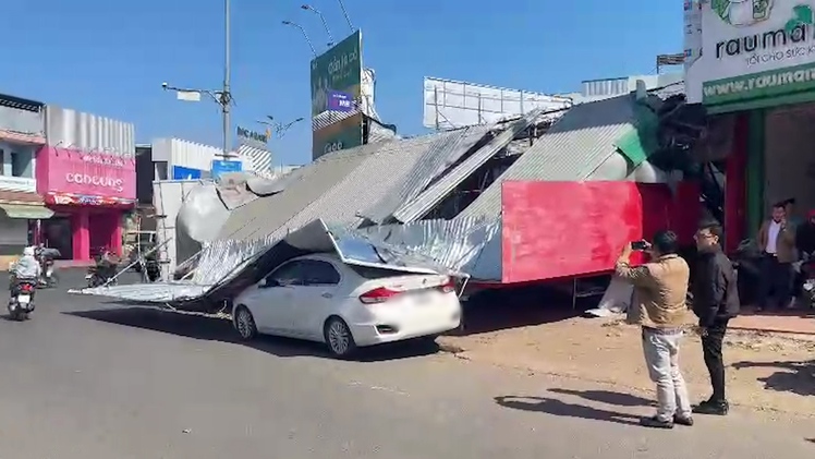 Vừa mua xong điện thoại, người phụ nữ bị bảng hiệu tiệm điện thoại sập đè trúng