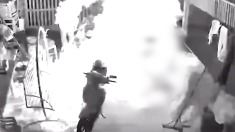 Video tưới xăng phóng hỏa do mâu thuẫn tình cảm làm 2 người thiệt mạng