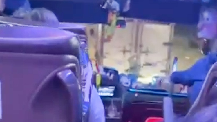 Tài xế xe khách rượt đuổi ô tô tải sau va chạm khiến hành khách 'đứng tim'