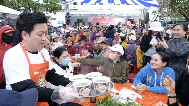 Nghệ sĩ Trường Giang chia sẻ cảm xúc khi nấu và bưng từng tô phở phục vụ người dân quê