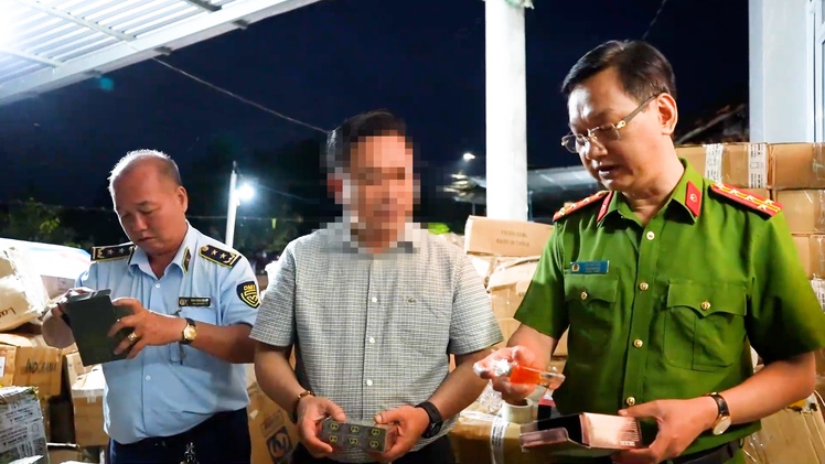 Khám xét cơ sở 'hô biến' tinh dầu, hóa chất thành nước hoa giả các nhãn hiệu nổi tiếng